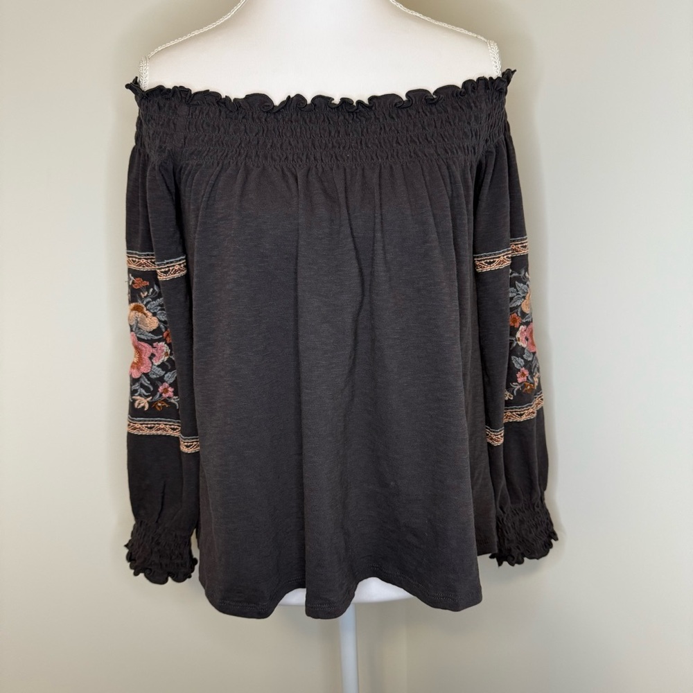 AE Off Should Top w/ Flower Embroidered Sleeves